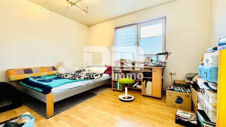 Umfangreich saniertes Zwei- bis Dreifamilienhaus mit Doppelgarage + Carport in idyllischer Lage - OG Kinderzimmer WE2